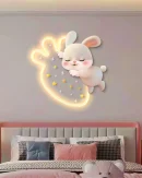 Lampada da Parete LED a Forma di Coniglio Fragola per Camera Bambina - Illuminazione Decorativa in Acrilico